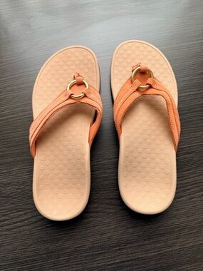 Vionic Women’s Tide Aloe flip flop in tan/neutral color, NWOT